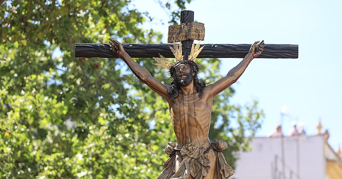 El Cachorro sale con corona de espinas y potencias