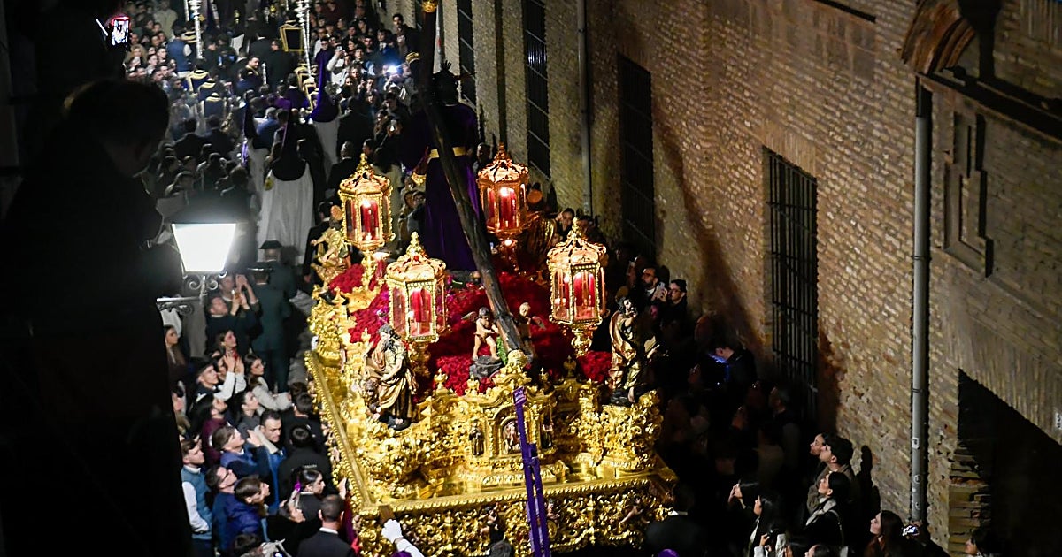 Los Gitanos dedica una marcha a Pepe Moreno al paso del Señor de la Salud por la Campana