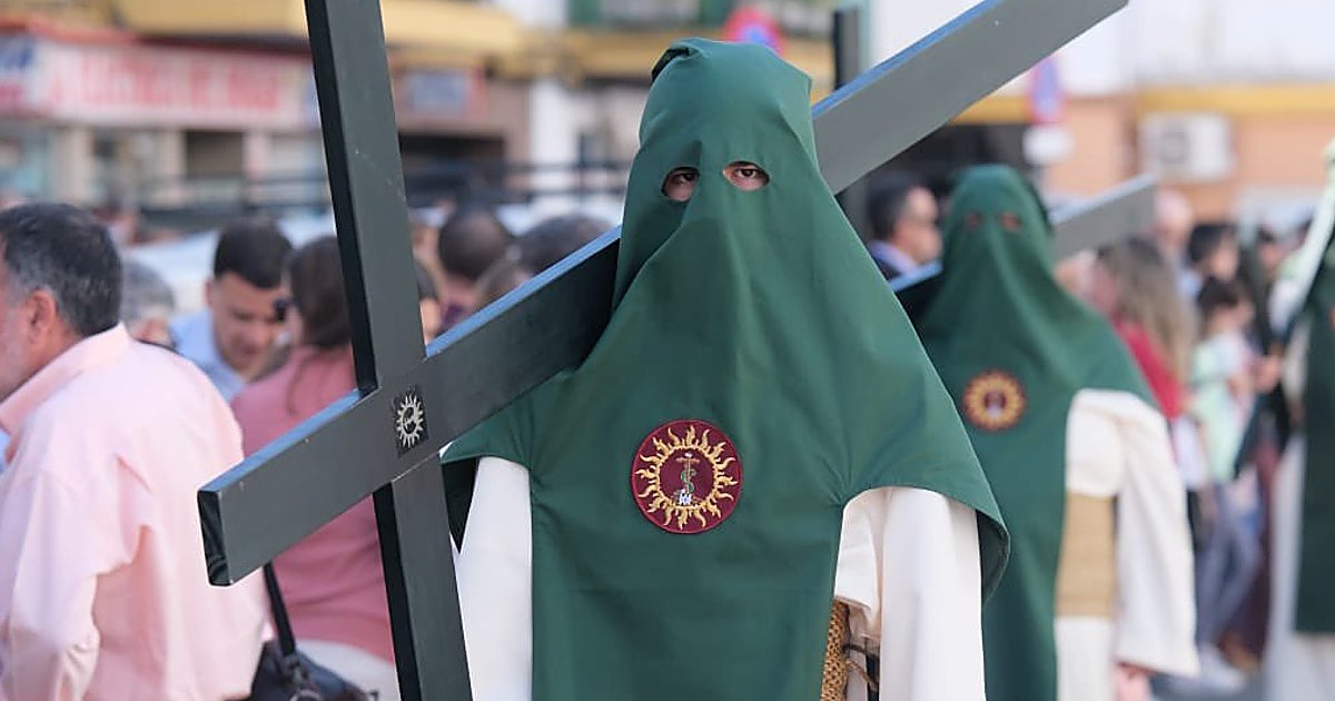 Los nazarenos del Sol lucen sus nuevas túnicas por primera vez este Sábado Santo