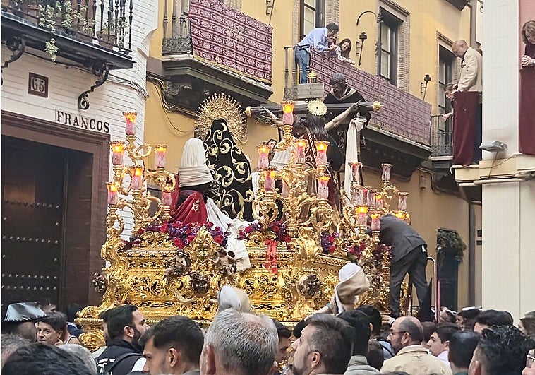 La Trinidad subsana dos incidentes en su paso: se desprende un brazo de una figura y un incendio con el sudario