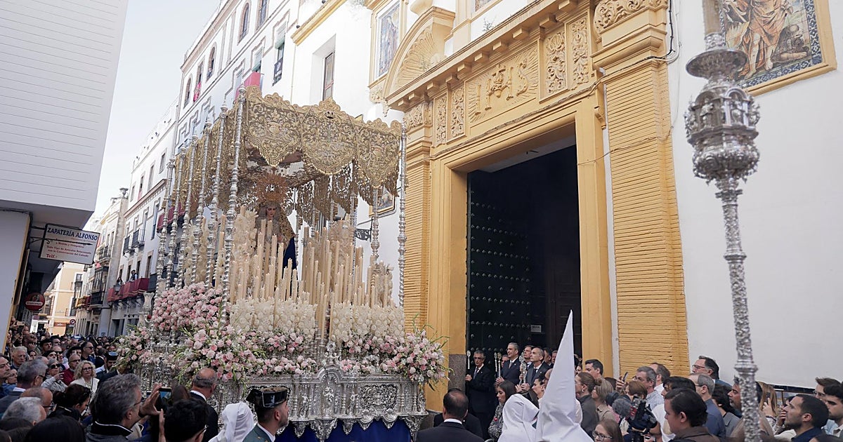 Sevilla suspira por una Semana Santa que se le escapa tras la Virgen de la Aurora