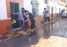 Inundadas más de 40 viviendas en Tocina por la fractura de una tubería de Aguas del Huesna