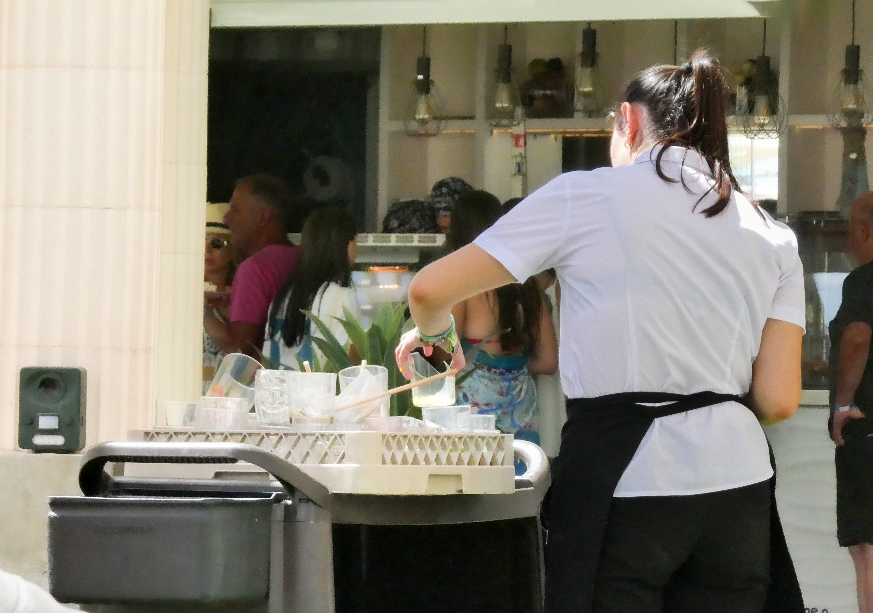 El paro baja en Sevilla con 13.500 desempleados menos en marzo impulsado por el sector servicios