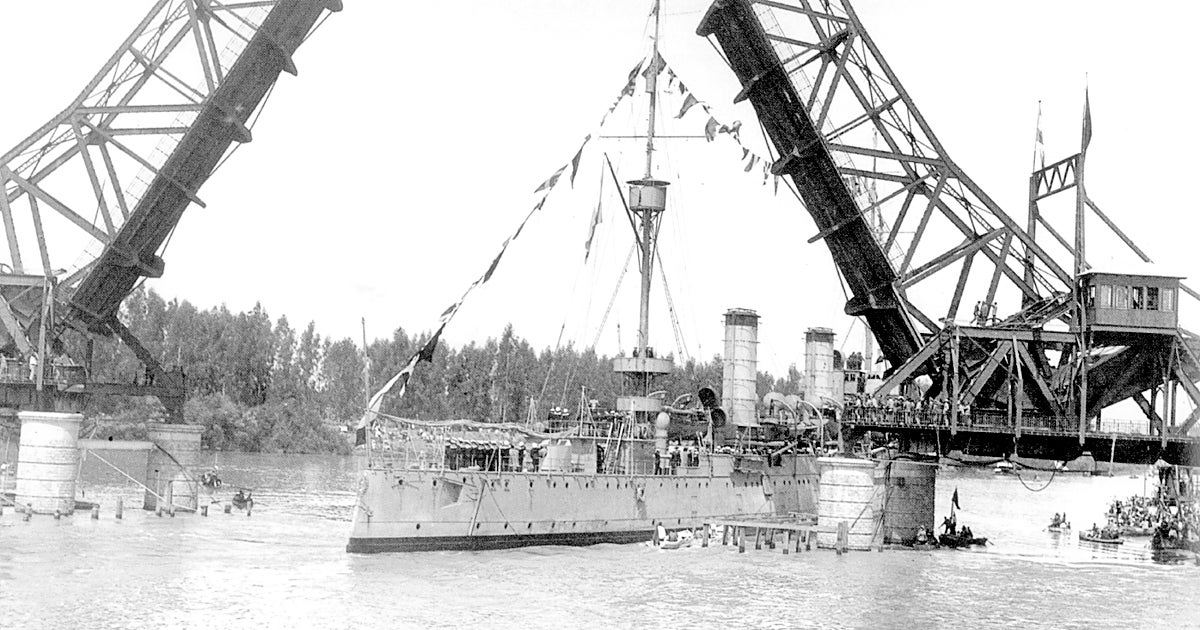 La hazaña aeronáutica que sirvió para inaugurar el puente de hierro hace un siglo