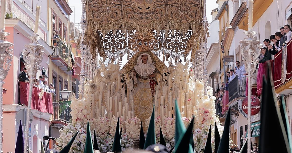 El vídeo de los dos bebés en el manto de la Esperanza de Triana que ha revolucionado las redes: «Ya están 'bautizados'»