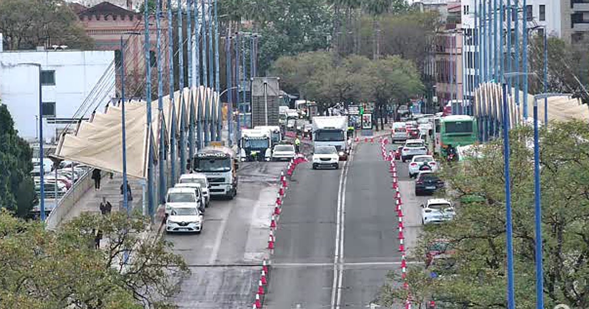 Las obras de reasfaltado del Puente del Cachorro de Sevilla provocan retenciones en el entorno