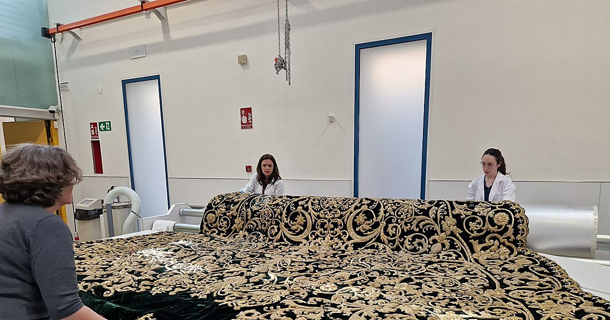 La Trinidad manda a restaurar al IAPH el manto de la Virgen de la Esperanza