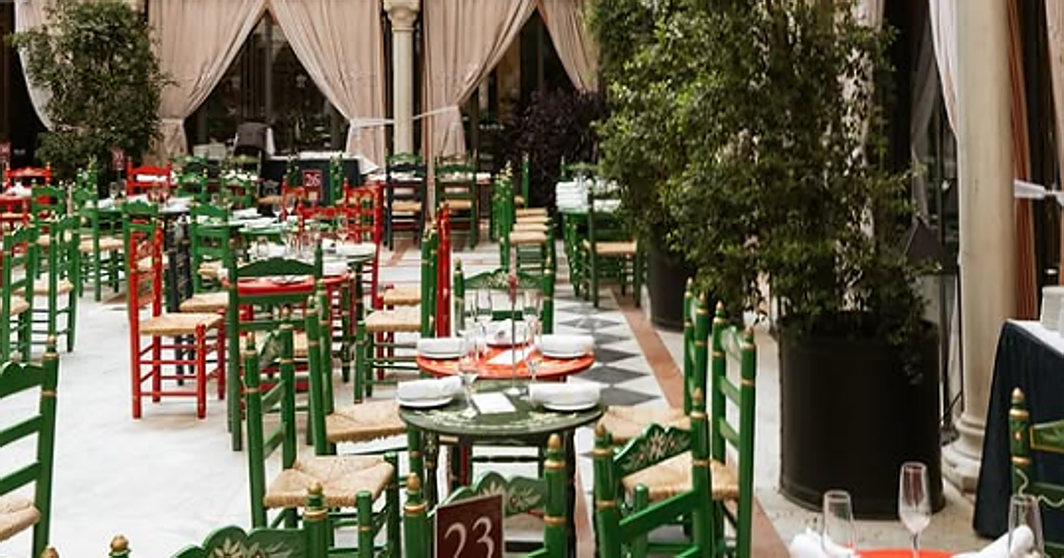 ¿No quieres comer en la Feria? El hotel Alfonso XIII tiene su caseta con menús y actuaciones en directo