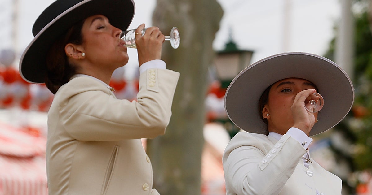 Cuánto cuesta beber en la Feria de Sevilla 2026: precios de rebujito, manzanilla, cerveza y copas