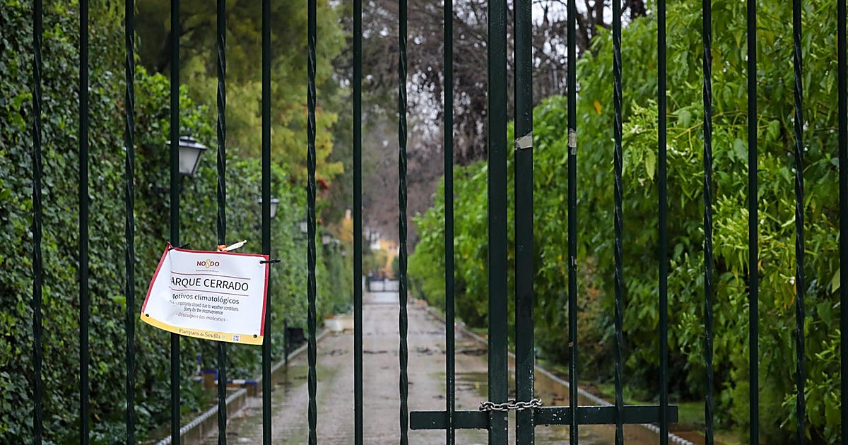 Sevilla cierra sus parques y el cementerio este sábado por el aviso amarillo por tormentas de la Aemet