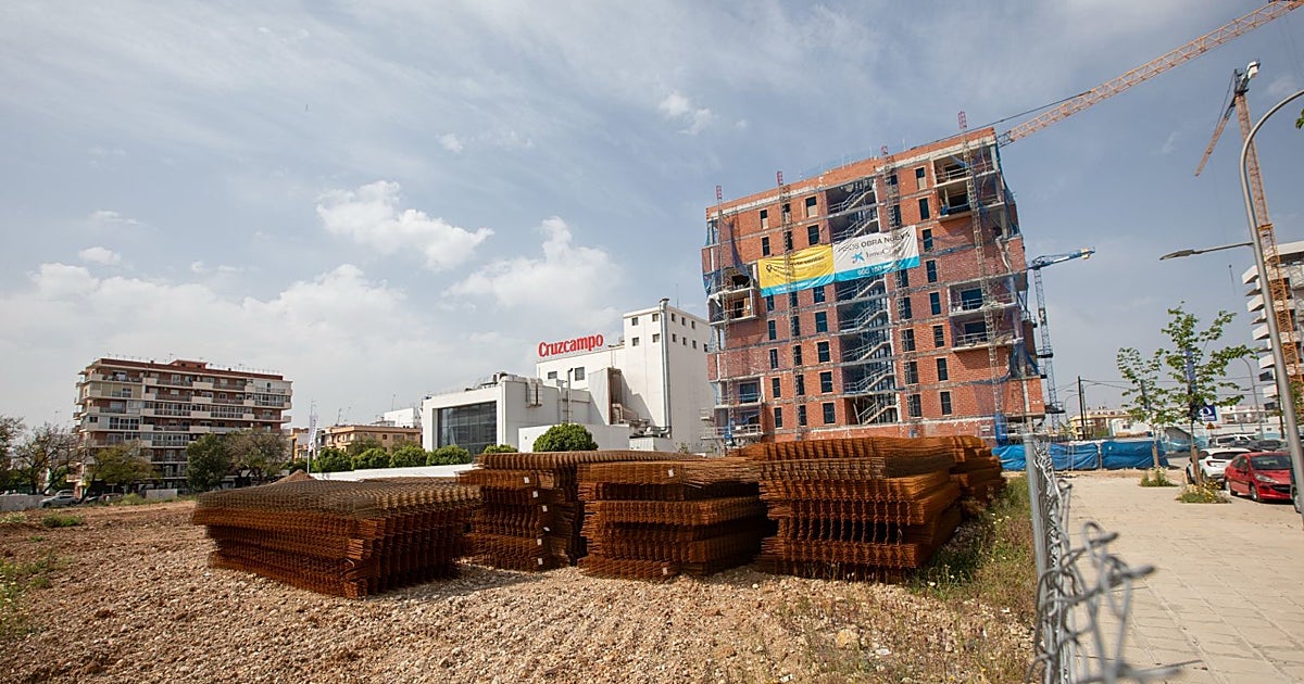Sevilla cierra la venta de ocho parcelas municipales para construir más de 1.600 viviendas