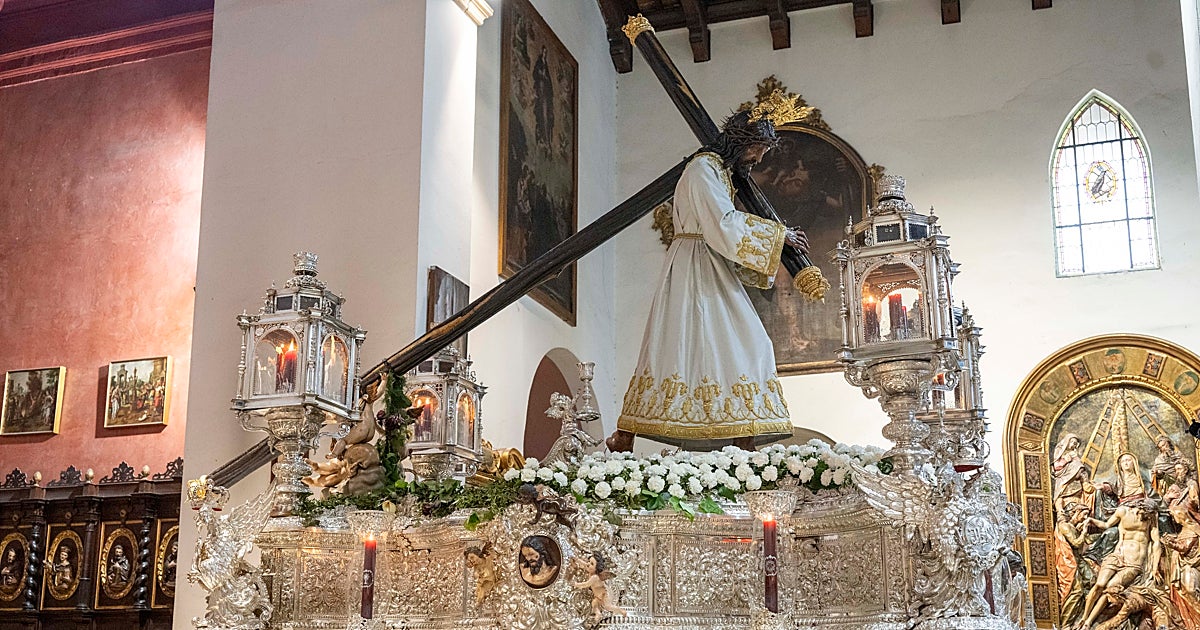 La Divina Misericordia prolonga la estampa de la Semana Santa en los templos de Sevilla