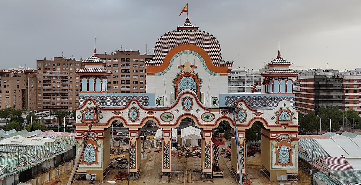 La portada de la Feria de Sevilla llega justa y «en tiempo récord»