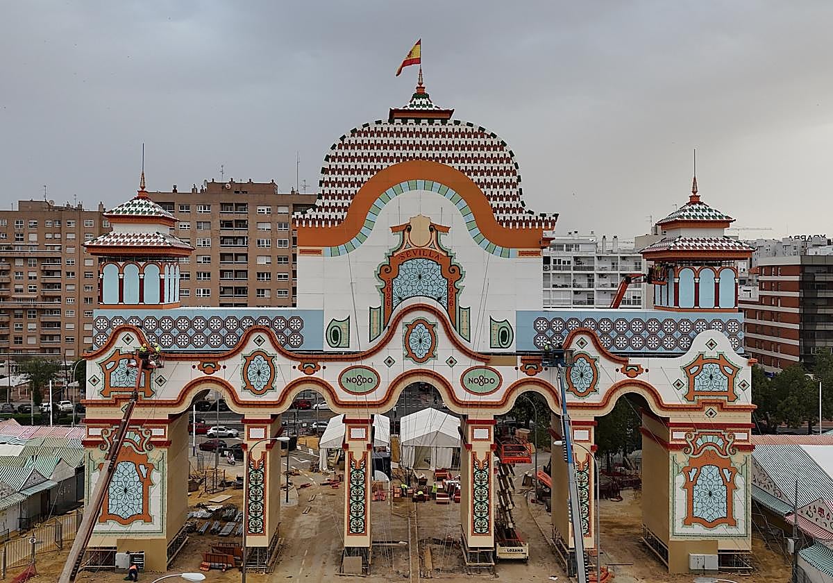 La portada de la Feria de Abril de Sevilla llega justa y «en tiempo récord»