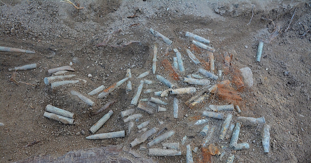 Unos niños descubren cerca de 40 balas antiguas enterradas en un paraje de Brenes