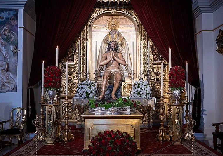 Los hermanos y fieles acompañan al Señor de las Penas de la Estrella ...