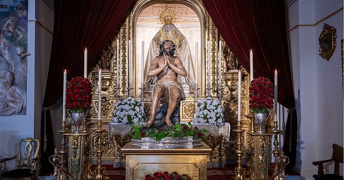 Los hermanos y fieles acompañan al Señor de las Penas de la Estrella antes de ser retirado del culto