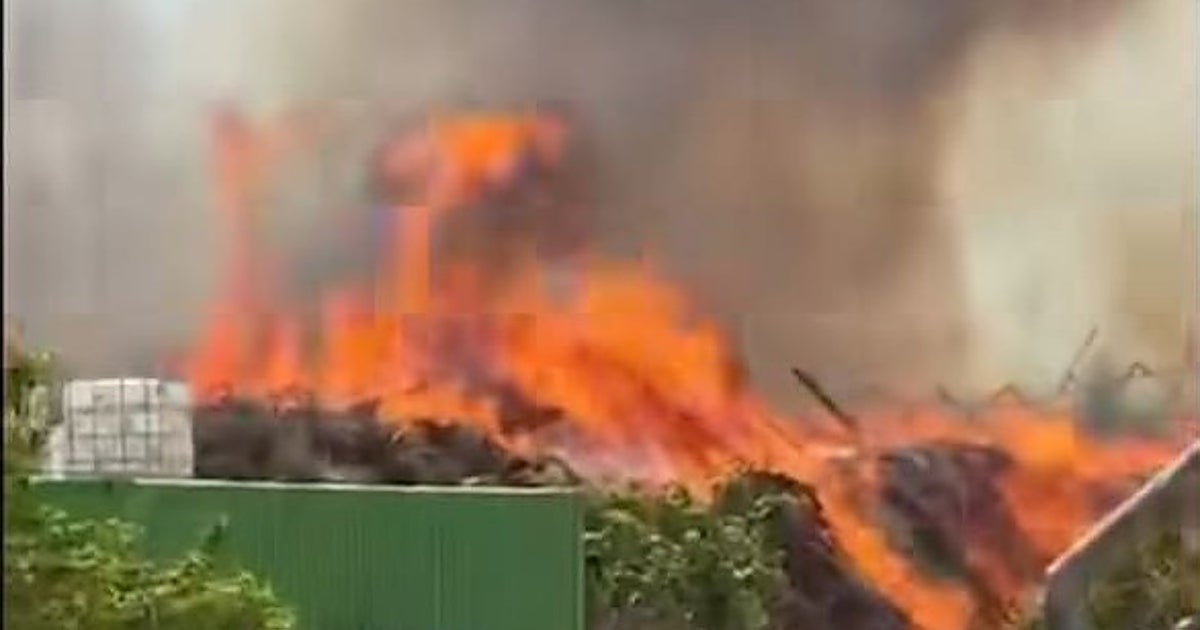 Declarado un incendio en un centro de tratamiento de restos vegetales de Espartinas