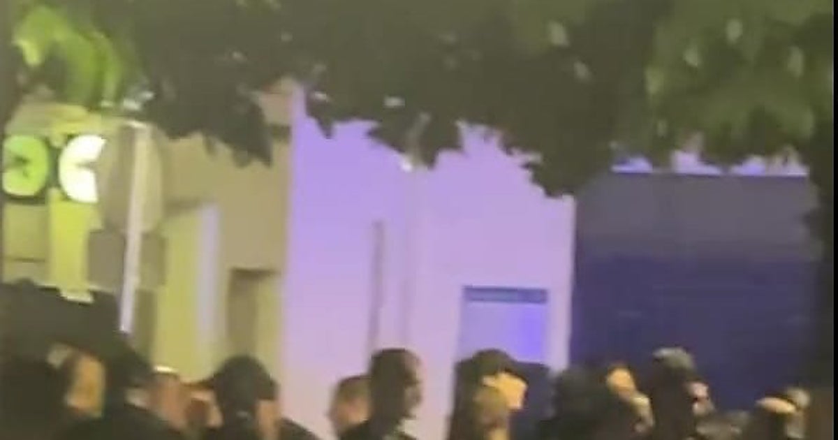 Despliegue policial en la plaza de San Antonio ante una concentración de ultras de la Real Sociedad