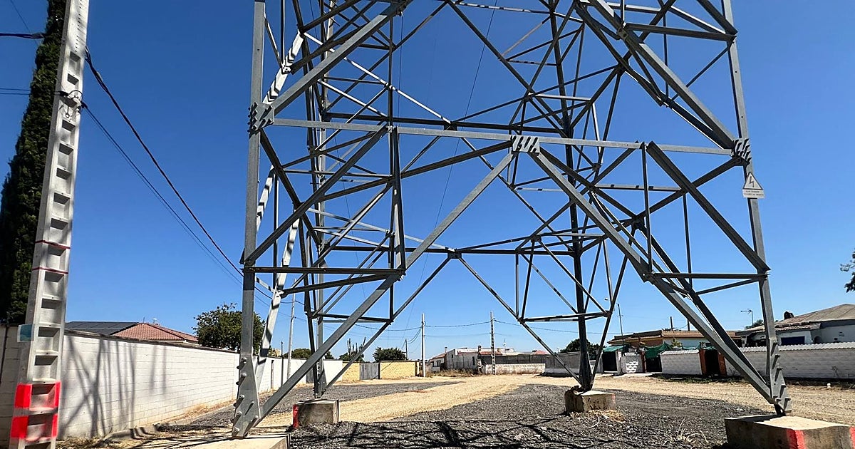 La urbanización del Dioni de Almensilla ve al fin la luz con la electrificación de la zona