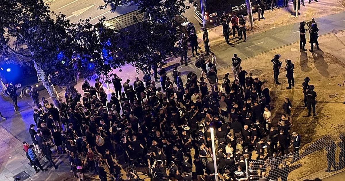 La Policía reagrupa a los ultras de Atlético de Madrid y Real Sociedad para evitar una pelea en el Centro de Sevilla antes de la final de Copa