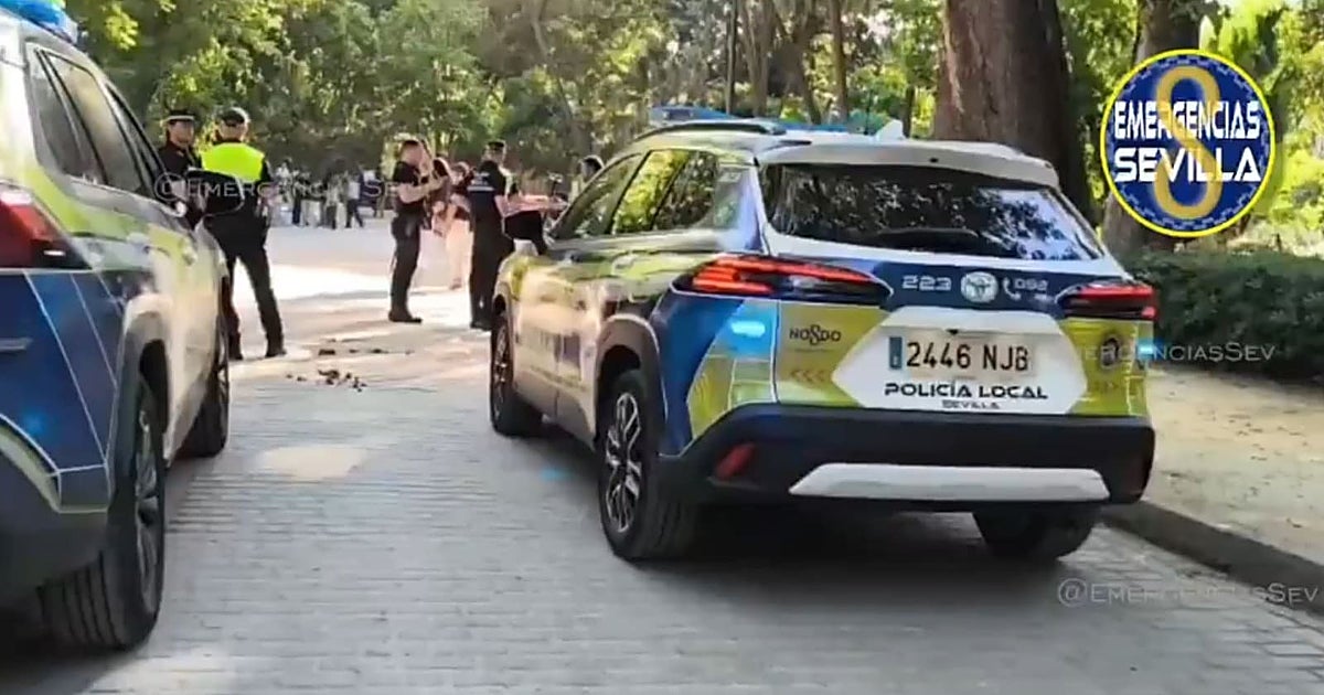 La Policía Local disuelve un macrobotellón en el parque de María Luisa