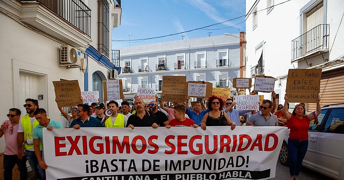 Cerca de medio millar de vecinos de Cantillana protesta en la calle contra «la inseguridad y la impunidad»