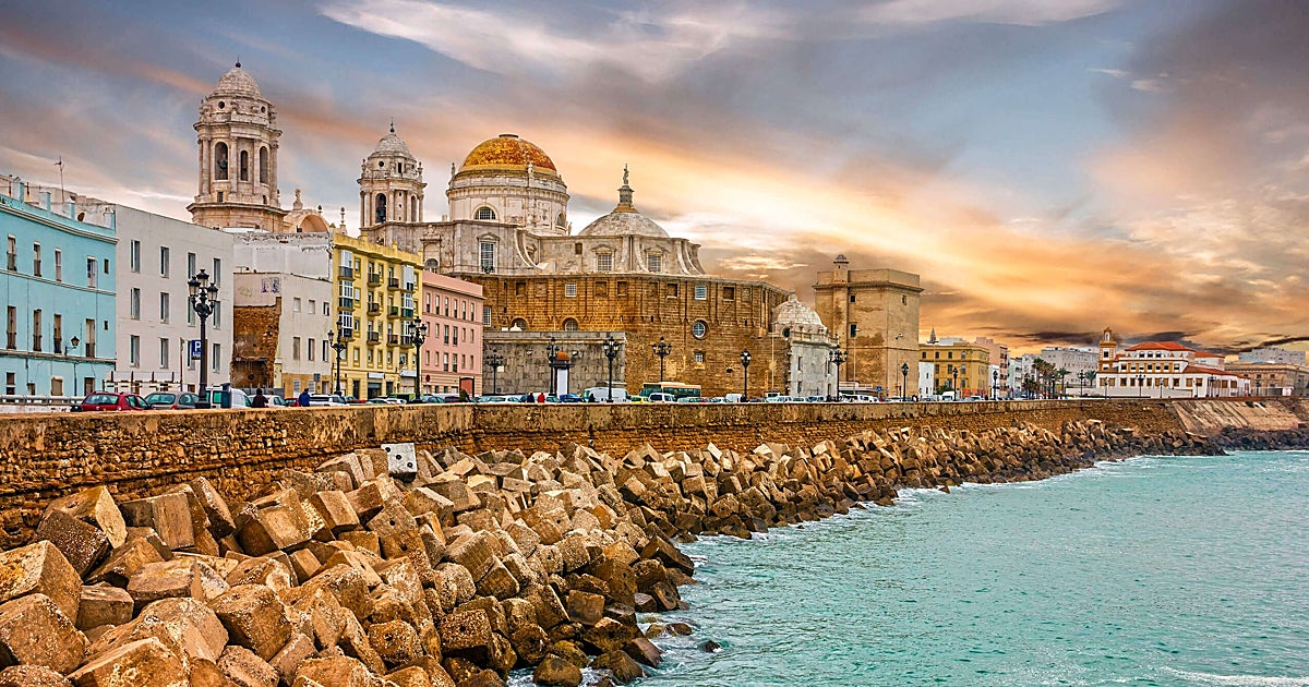 Esta pequeña ciudad es conocida como «la Habana de España», con bonitas casas coloridas, vistas al mar y ambiente mediterráneo