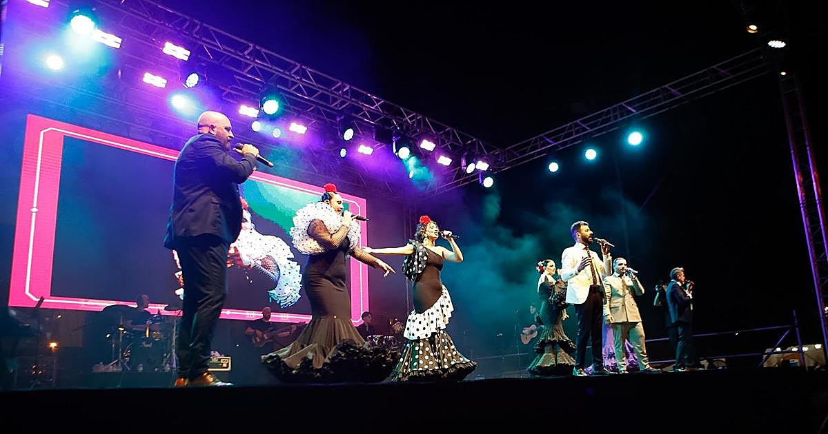Sevilla recibe el encendido de la portada de la Feria con música de Raya Real y Cantores de Híspalis