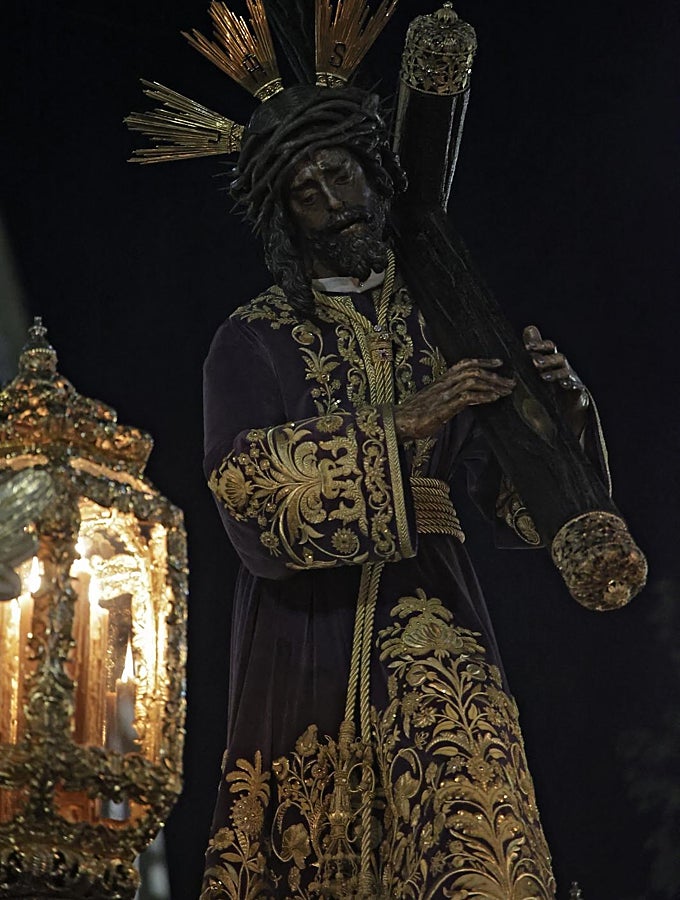 Gran poder en la túnica de un devoto.