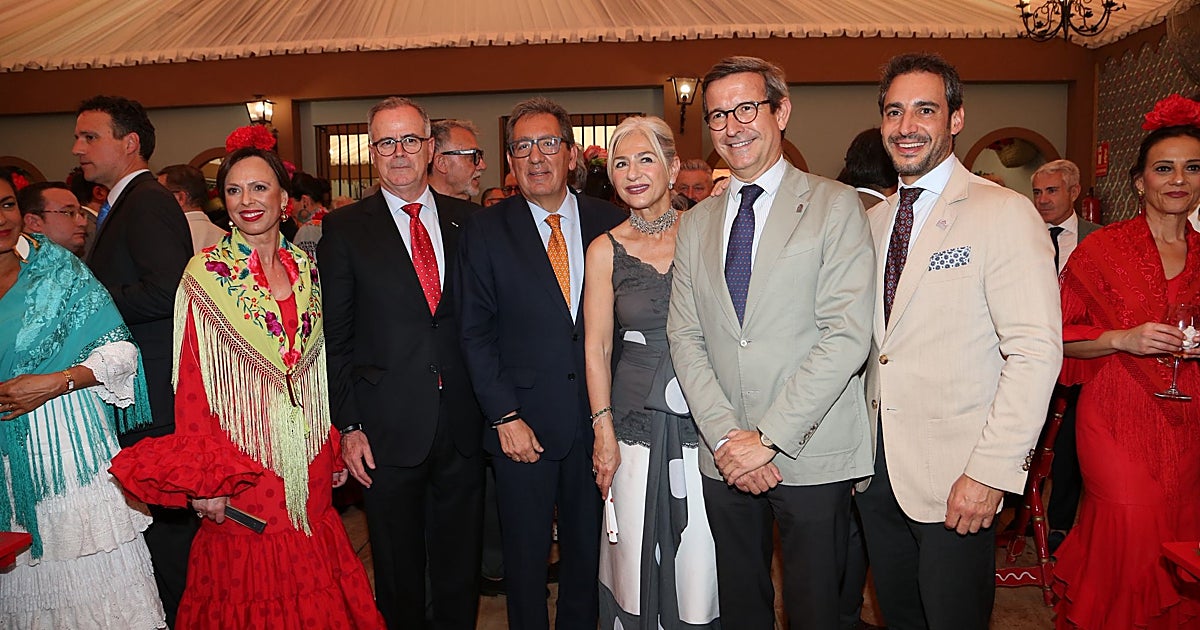 Las recepciones se agolpan en un martes de Feria lleno de personalidades en Sevilla