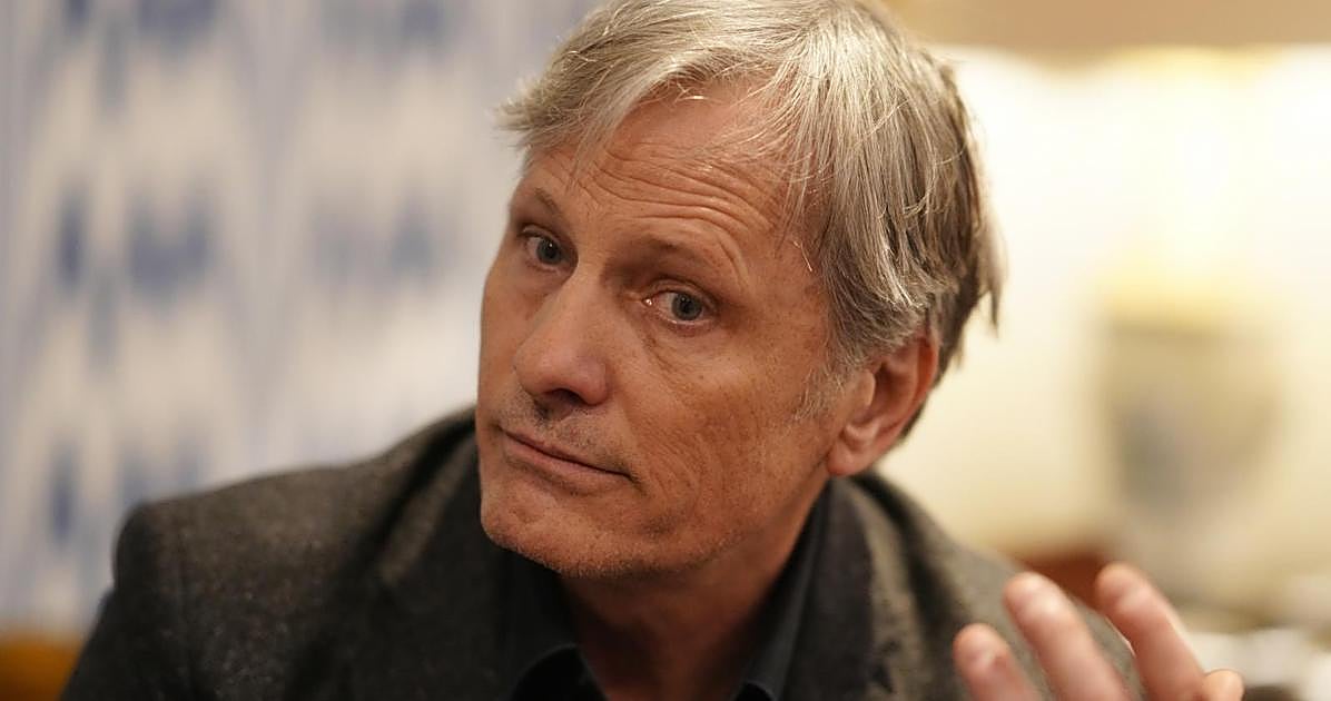 Viggo Mortensen visita Sevilla para el homenaje de la Universidad al crítico de arte y poeta Kevin Power