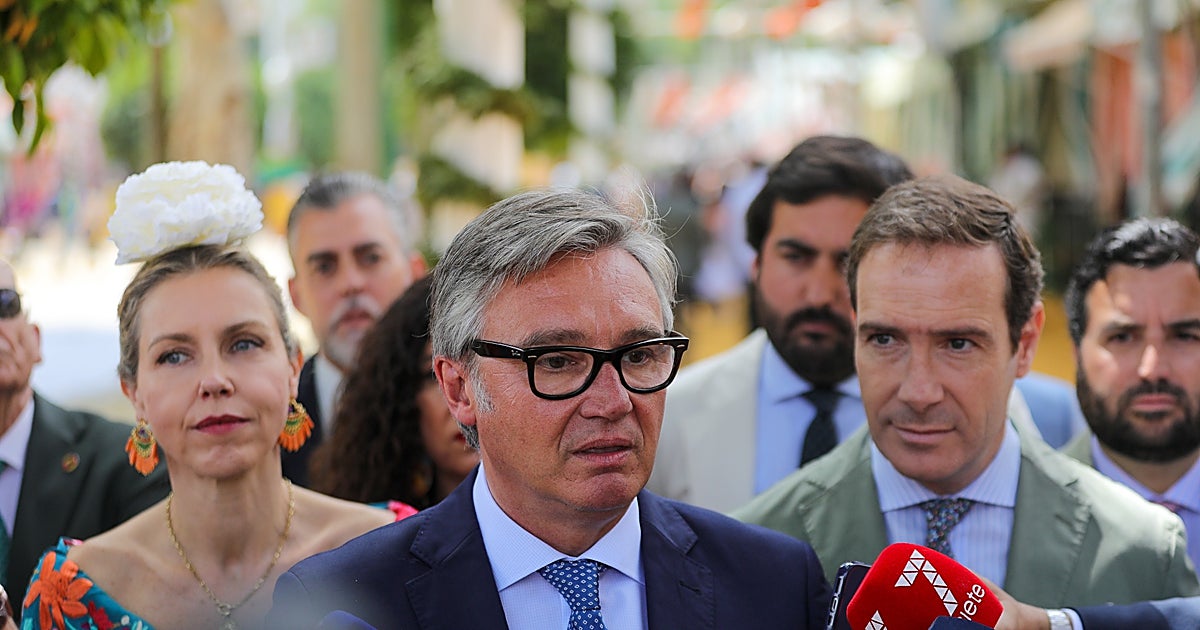 Vox lleva la campaña a la Feria de Abril sin líderes nacionales