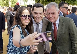 Así ha sido el paseo de Juanma Moreno por el real de la Feria