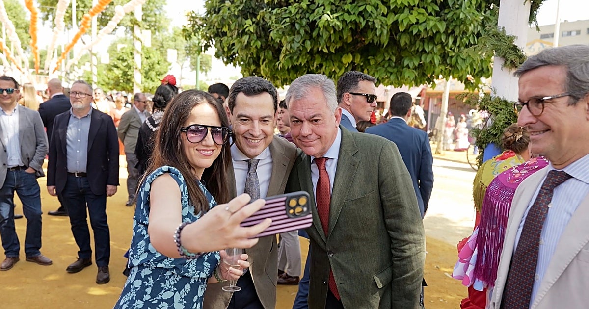 Así ha sido el paseo de Juanma Moreno por el real de la Feria