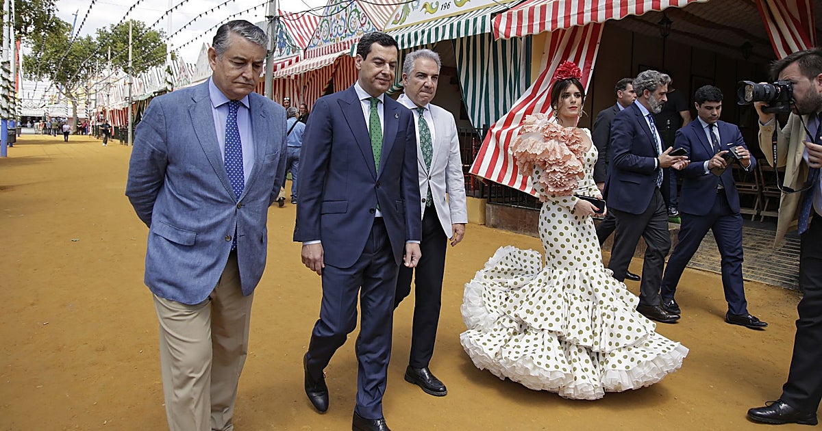 Juanma Moreno acude hoy a la Feria de Sevilla, un día después del desembarco de las izquierdas