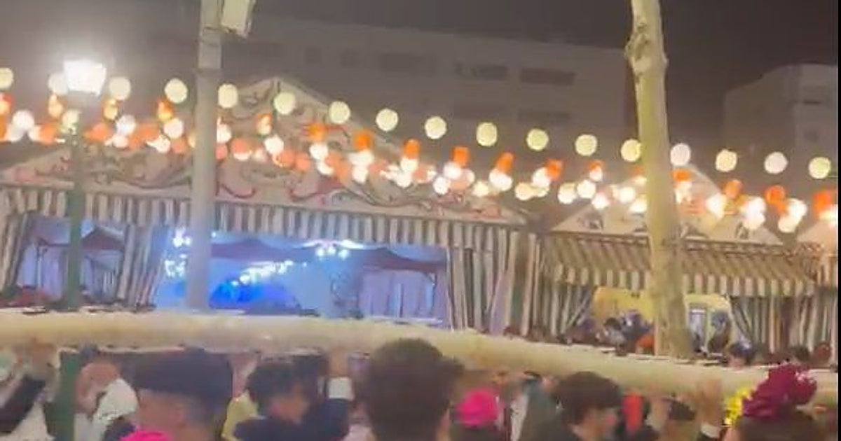 La 'anaconda' de jarras de rebujito que recorre el real de la Feria de Sevilla