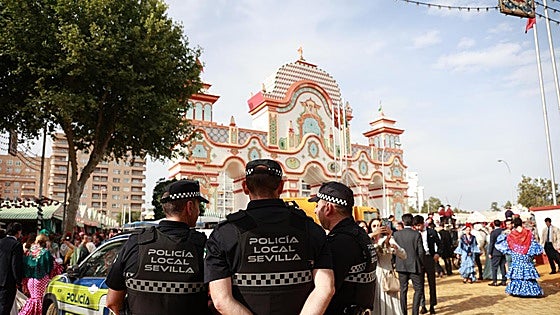 Detienen a una pareja por intento de agresión a dos policías locales en la Feria de Sevilla