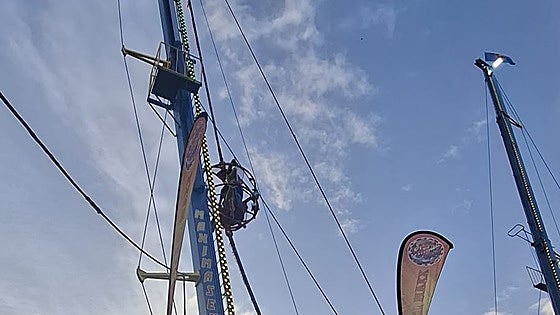 Susto en la Calle del Infierno: el tirachinas de la Feria se rompe y deja a dos niños suspendidos en el aire