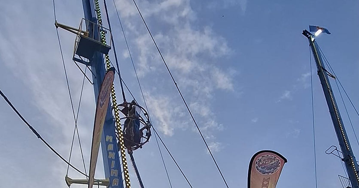 Susto en la Calle del Infierno: el tirachinas de la Feria se rompe y deja a dos niños suspendidos en el aire