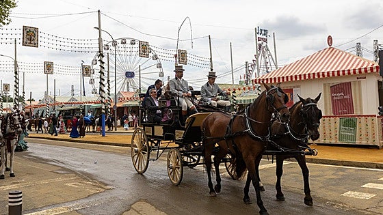 El agua acecha en un sábado de Feria con temperaturas que suben ligeramente