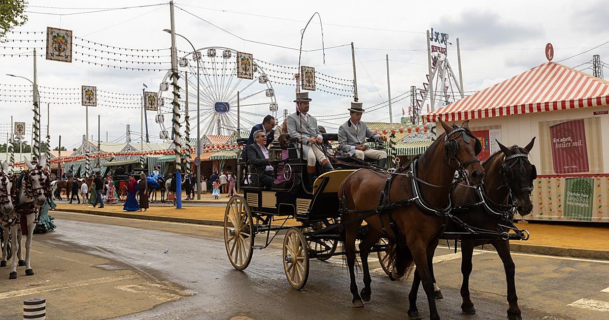 El agua acecha en un sábado de Feria con temperaturas que suben ligeramente