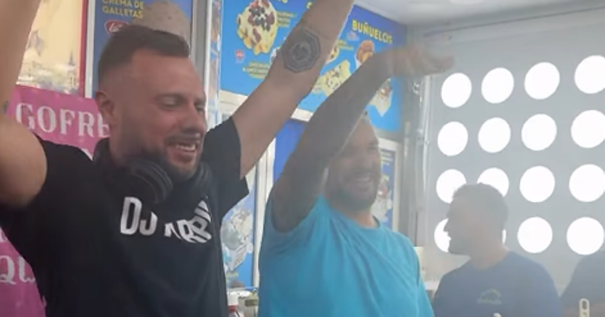 La sorpresa de Dj Karpin en la Feria de Sevilla: monta una fiesta improvisada mientras compraban gofres