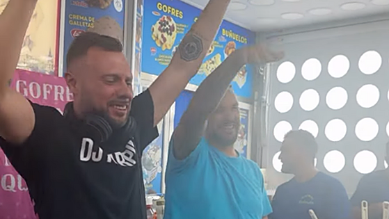 La sorpresa de Dj Karpin en la Feria de Sevilla: monta una fiesta improvisada mientras compraban gofres
