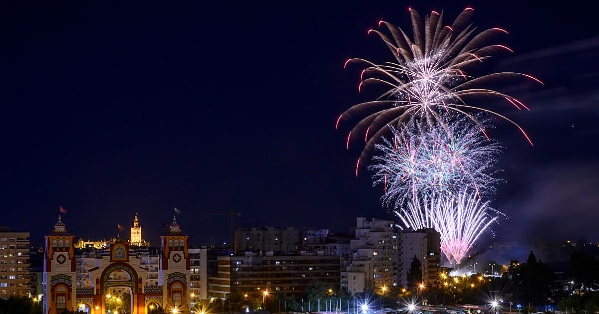 El espectáculo de fuegos artificiales de la Feria de Abril de Sevilla 2026, en directo