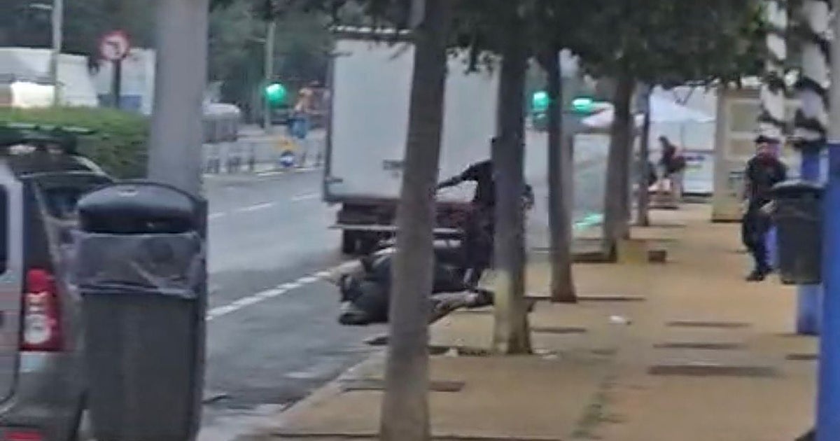 Un hombre se desnuda y arremete contra dos policías cuando iban a detenerlo en la Feria de Sevilla