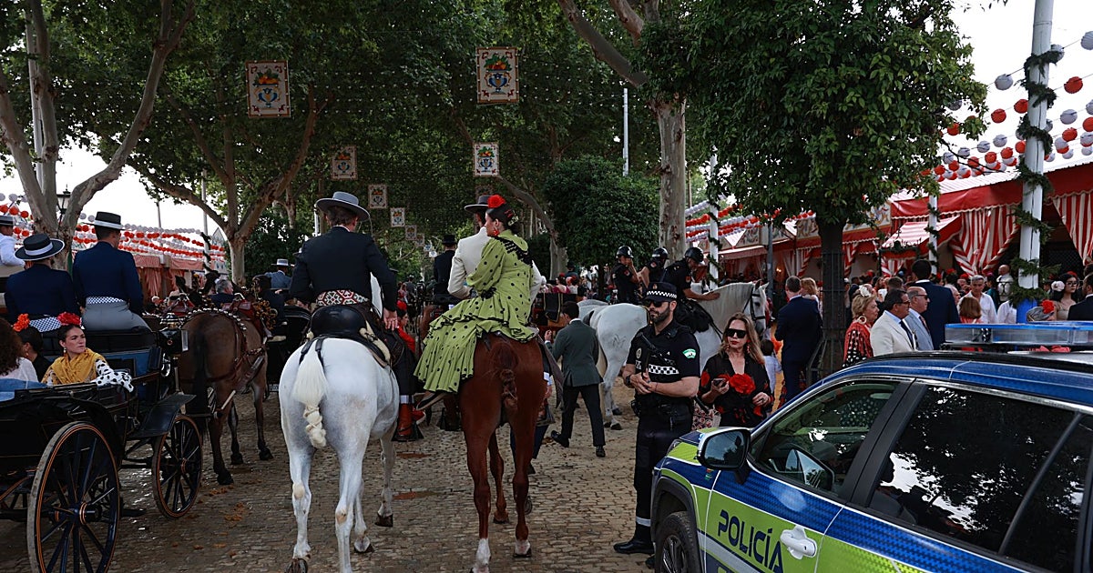 Cuatro policías lesionados al detener a un hombre por una agresión sexual en una calle de la Feria de Sevilla
