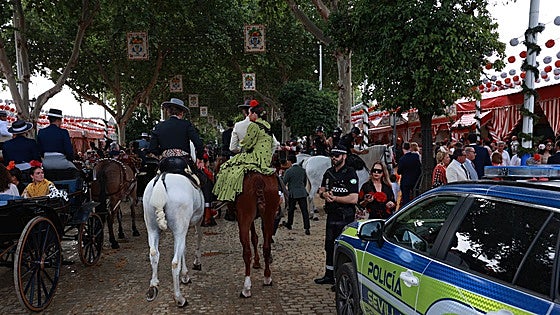 Cuatro policías lesionados al detener a un hombre por una agresión sexual en una calle de la Feria de Sevilla