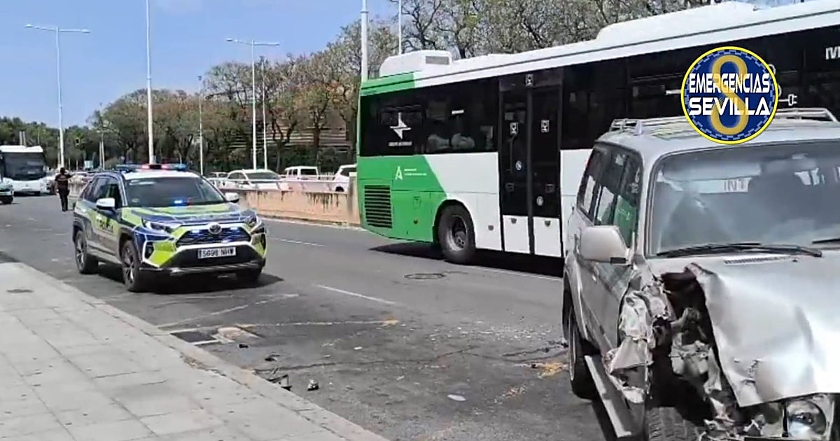 Varios heridos al colisionar un coche contra un bus de Tussam en Plaza de Armas