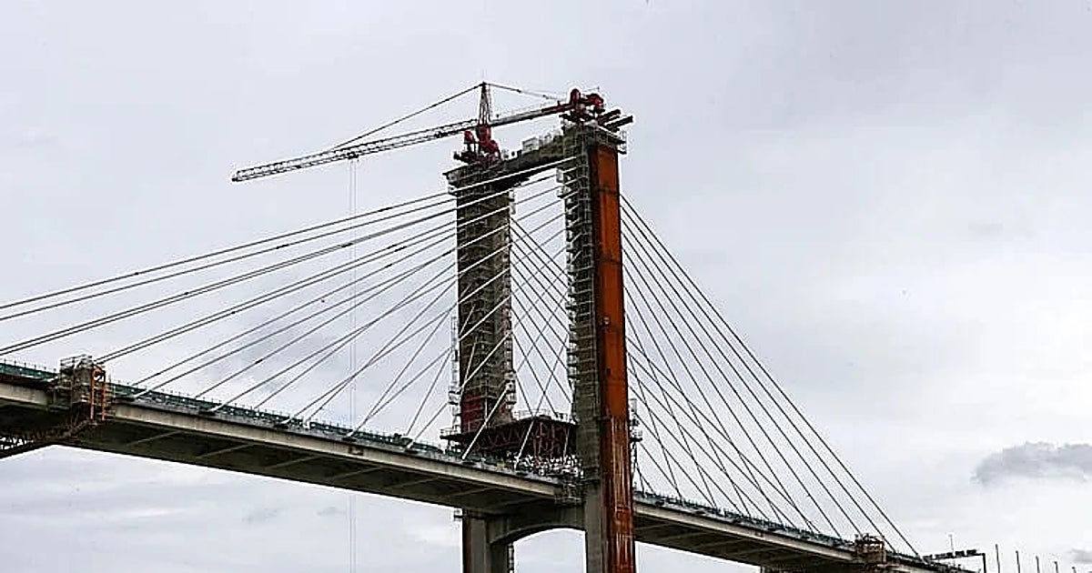 Cerrado un carril del sentido Huelva del puente del Centenario por un incendio en un camión